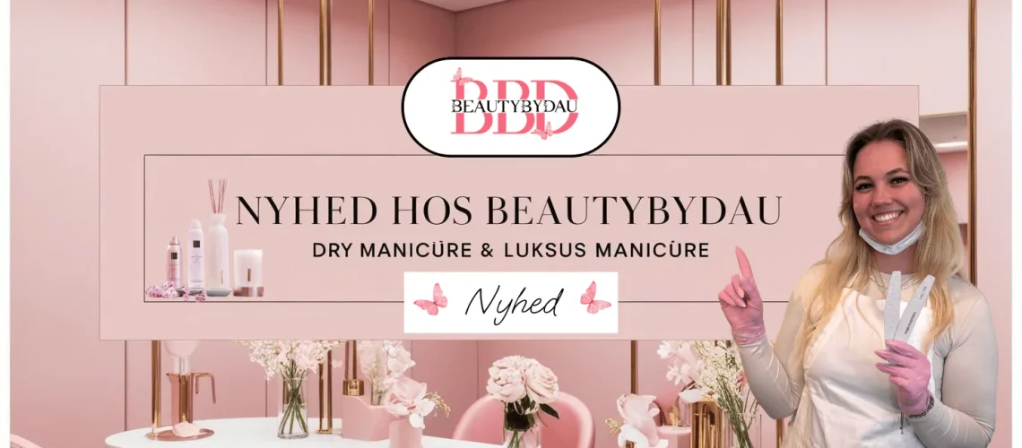 "Promobillede fra BeautyByDau med teksten 'Nyhed hos BeautyByDau – Dry Manicure & Luksus Manicure'. En glad medarbejder i handsker peger op mod skiltet, omgivet af lyserøde nuancer, blomster og produkter fra Rituals."