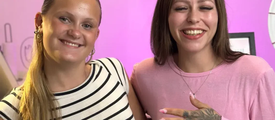 Kristin smiler efter neglebehandling hos BeautyByDau i Sønderborg