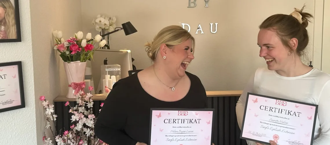 Tidligere kursister viser stolt deres certifikater efter endt uddannelse – Online vippe kursus hos BeautyByDau.