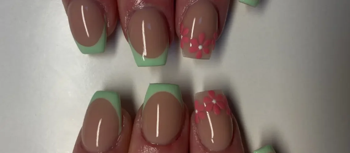 Smukke sommer negle med nude base og mintgrøn fransk manicure, dekoreret med fine rosa blomsterdetaljer, udført hos BeautyByDau.